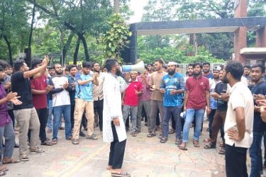 ডুয়েটের সব গেট বন্ধ করে শিক্ষার্থীদের ব্লকেড কর্মসূচি