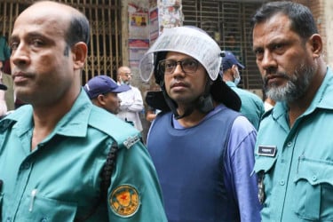স্ত্রীসহ পলকের আয়কর নথি জব্দের আদেশ