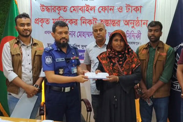 হারানো ২৫ মোবাইল ফোন উদ্ধার করে প্রকৃত মালিককে দিল পুলিশ