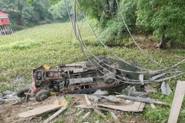 গভীর রাতে নিয়ন্ত্রণ হারিয়ে খালে পড়ল তালবোঝাই ট্রাক, অতঃপর...