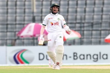 ১৬ হাজার রানের মাইলফলকে মুশফিক