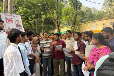 জুলাই সনদ বাস্তবায়ন ও অপপ্রচার রোধে জবিতে ছাত্রদলের লিফলেট বিতরণ