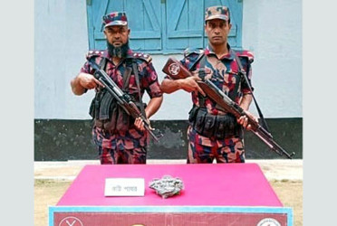 দিনাজপুরে সীমান্তে কষ্টিপাথরের মূর্তি উদ্ধার