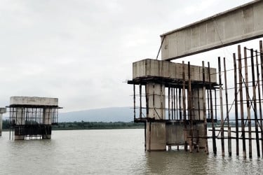 সুনামগঞ্জে সেতুর ৫টি গার্ডার ভেঙে পড়লো নদীতে