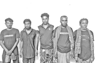 বাহিনী প্রধান সুমনসহ পাঁচ বনদস্যুর আত্মসমর্পণ