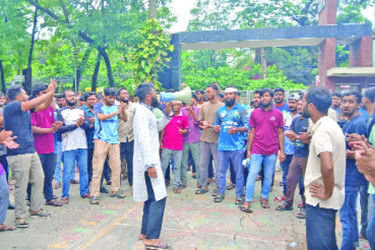 ভিসির নিয়োগ বাতিল দাবিতে ডুয়েটে ব্লকেড