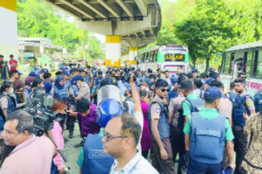 জুলাই গ্রাফিতি মোছা নিয়ে উত্তেজনা