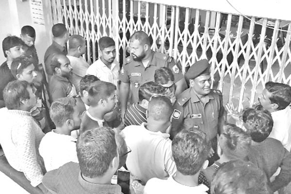 জেলা বারে সালিশে হামলা, আহত ১৪