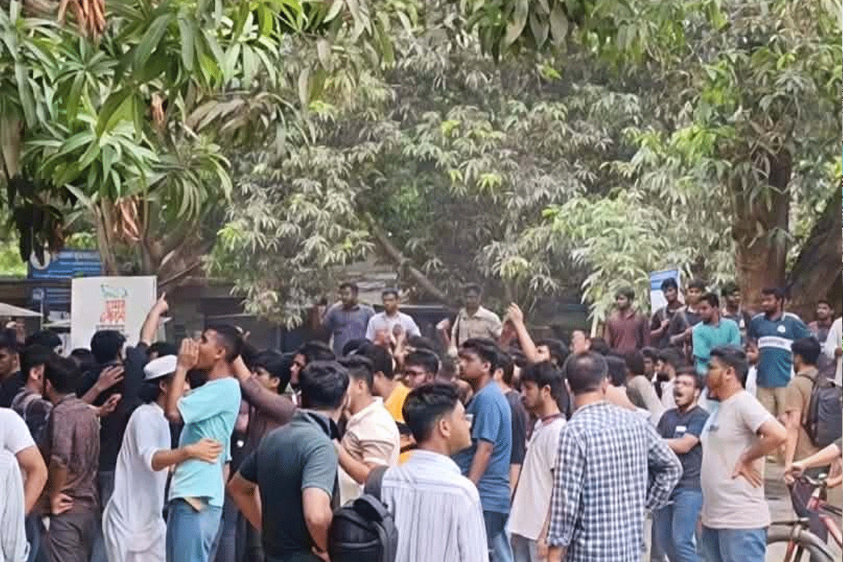 রাবিতে সিনিয়র-জুনিয়র বসা অবস্থায় ছবি তোলা নিয়ে শিক্ষার্থীদের মারামারি