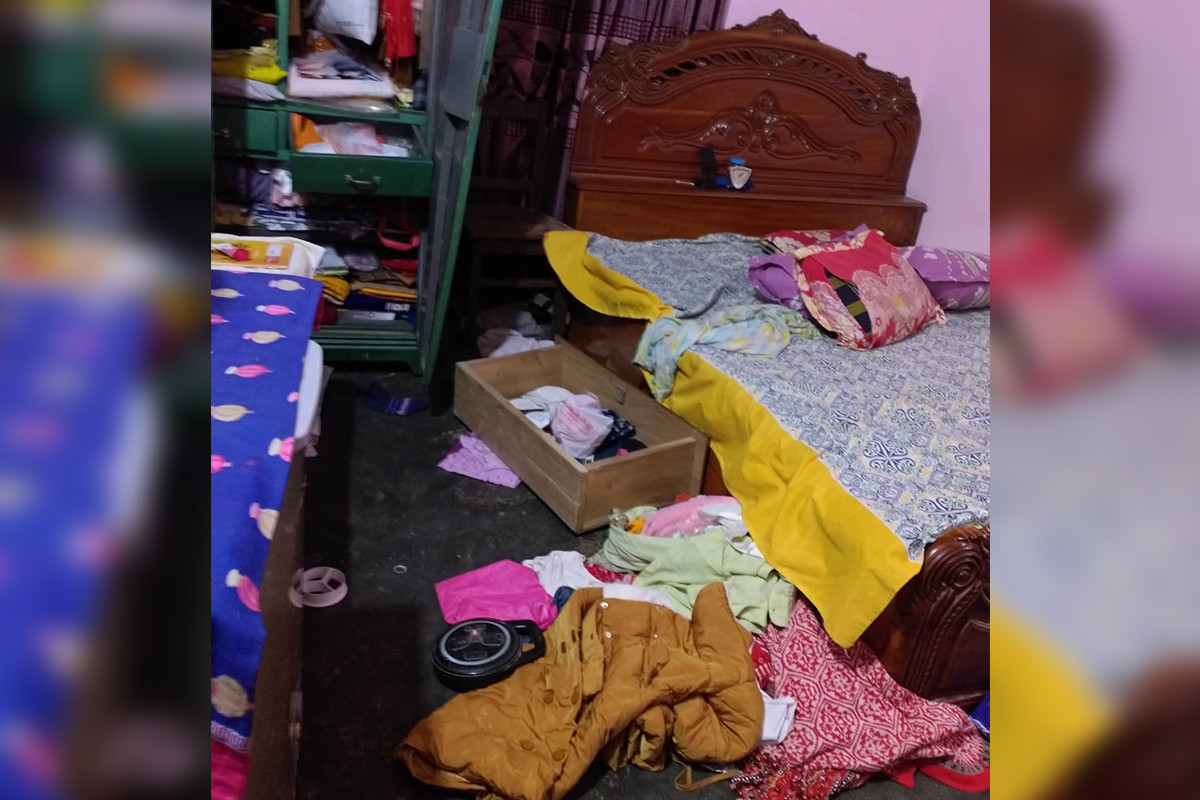 সিংড়ায় দিনদুপুরে ব্যবসায়ীর বাড়ি থেকে টাকা-স্বর্ণালংকার লুট
