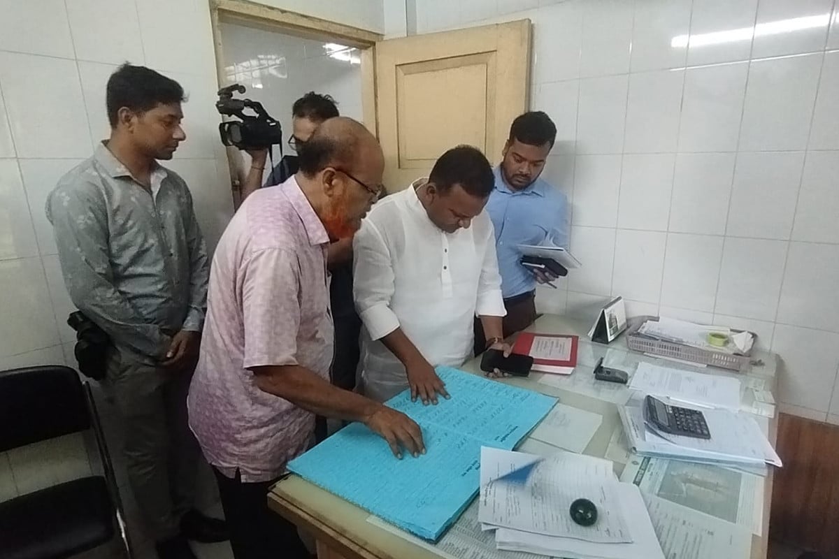 চেয়ার ফাঁকা দেখে হাজিরা খাতায় চোখ প্রতিমন্ত্রীর, কর্মকর্তা-কর্মচারীদের মাঝে শাস্তি আতঙ্ক