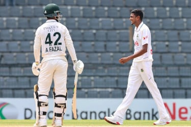 দিনের শুরুতেই পাকিস্তান শিবিরে রানার আঘাত