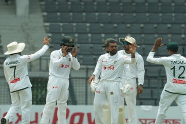 রানার পর মিরাজের আঘাত, চাপে পাকিস্তান