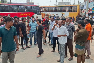 চালককে মারধরের জেরে নওগাঁয় দূরপাল্লার বাস চলাচল বন্ধ