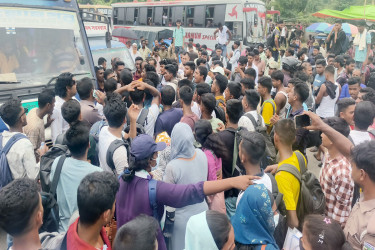 কেরানীগঞ্জে কারারক্ষী নিয়োগে অনিয়মের অভিযোগে মহাসড়ক অবরোধ