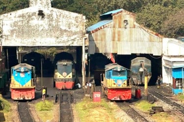 পাহাড়তলী কারখানায় ব্যস্ততা তুঙ্গে, মেরামত হচ্ছে ১২৪ বগি