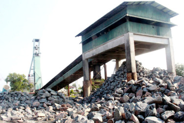 মধ্যপাড়া খনির পাথর উত্তোলন বন্ধ