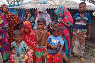 বন বিভাগের গুলিতে নিহত জেলে পরিবারের খোঁজ নিলেন বন প্রতিমন্ত্রী