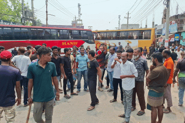 আট ঘণ্টা পর নওগাঁ থেকে দূরপাল্লার বাস চলাচল শুরু