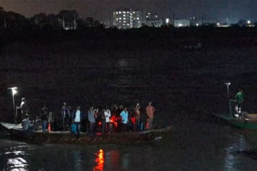 মোংলা নদীতে দুই ট্রলারের সংঘর্ষ, তিন-চারজন নিখোঁজের দাবি সহযাত্রীদের