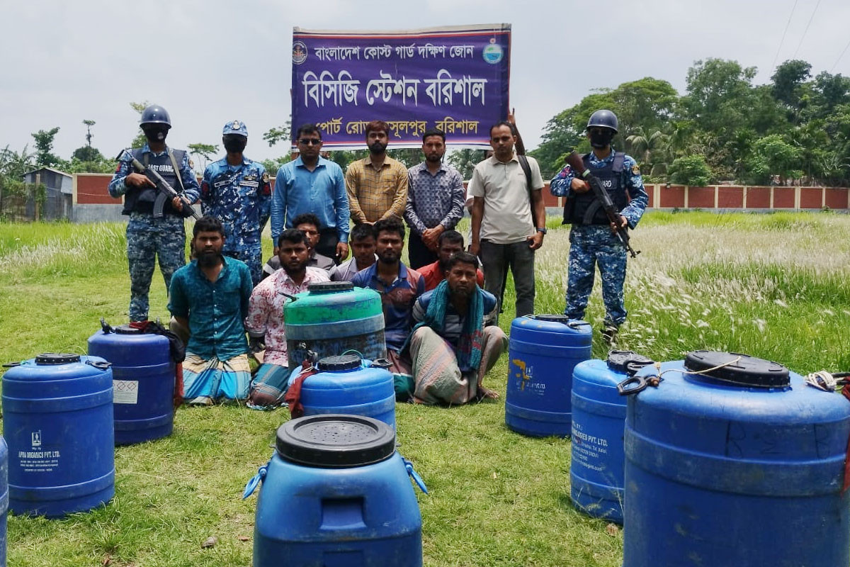 বরিশালে চিংড়ির রেনু পাচারের সময় আটক ৮