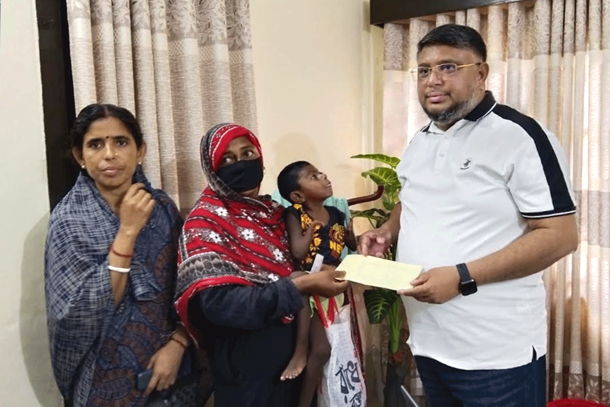 জয়পুরহাটে জেলা পরিষদের আর্থিক অনুদানের চেক ও শিক্ষাসামগ্রী বিতরণ