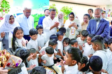 প্রধানমন্ত্রীকে ঘিরে শিশুদের উচ্ছ্বাস