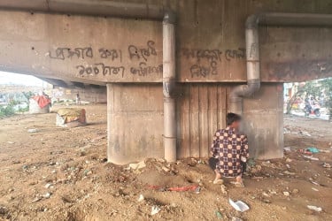 ঢাকার সড়ক ঘেঁষে মলমূত্র ছড়াচ্ছে রোগজীবাণু