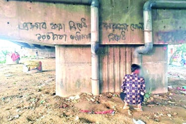ঢাকার সড়ক ঘেঁষে মলমূত্র ছড়াচ্ছে রোগজীবাণু