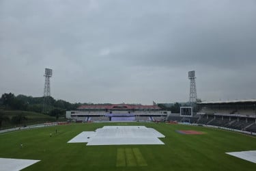 বৃষ্টির কারণে খেলা শুরু হতে বিলম্ব