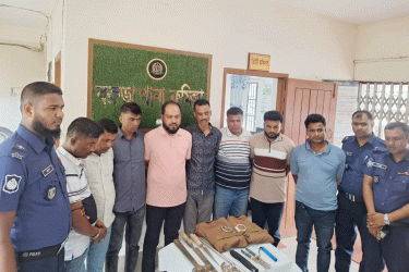 ডিবি পুলিশের পোশাক পরে গরু ডাকাতির প্রস্তুতি, অতঃপর...