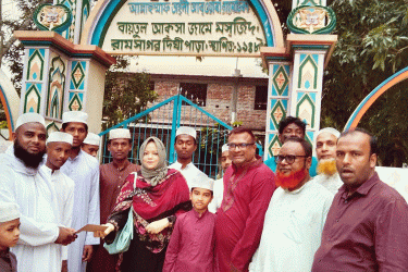 প্রথম বেতনের টাকা মাদরাসা ও এতিমখানায় বিতরণ করলেন এমপি জাহাঙ্গীর