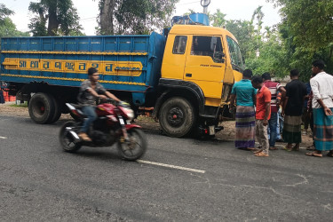 বাগেরহাটে ট্রাক-মোটরসাইকেলের মুখোমুখি সংঘর্ষ, নিহত ৩