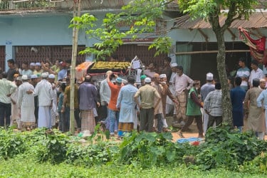 দুই অ্যাম্বুলেন্সে ফিরল চার ভাইয়ের লাশ, পাশাপাশি কবরে দাফন