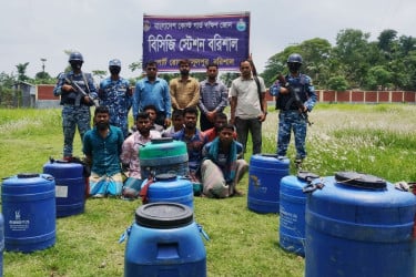 বরিশালে চিংড়ির রেনু পাচারের সময় আটক ৮