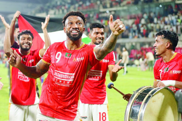 এক মৌসুমে তিন শিরোপা