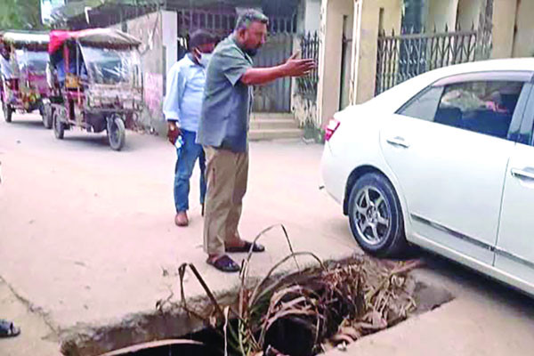 ঢাকনা খোলা ম্যানহোলে দুর্ঘটনার শঙ্কা