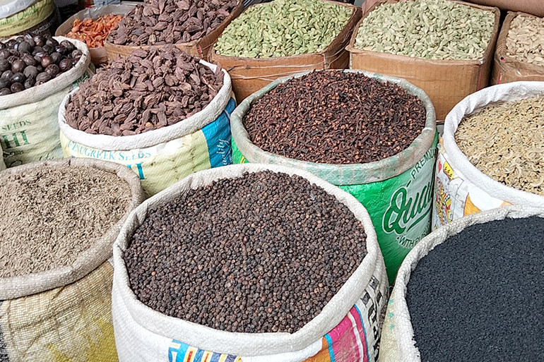 বগুড়ায় ঈদুল আজহাতে উত্তাপ নেই মসলার বাজারে