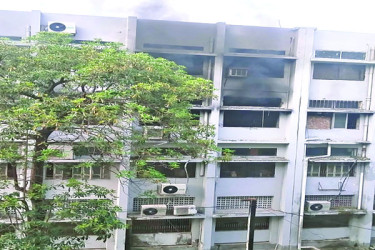 খুলনা মেডিকেল হাসপাতালে আগুন চার রোগীর মৃত্যু