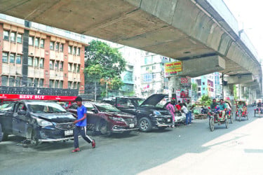 ফ্লাইওভারের নিচে দখলের উৎসব