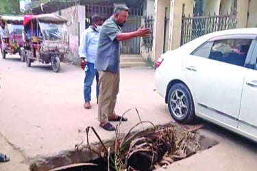 ঢাকনা খোলা ম্যানহোলে দুর্ঘটনার শঙ্কা