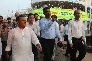 নৌপথে ঈদ যাত্রার প্রস্তুতি দেখতে সদরঘাটে পরিদর্শনে নৌপরিবহন প্রতিমন্ত্রী
