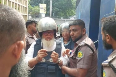 বুলেটপ্রুফ জ্যাকেট-হেলমেট পরাতেই সালমান এফ রহমান বললেন, ‘এই গরমে মরেই যাবো’