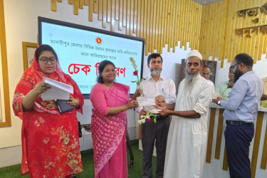 মাদারীপুরে ৫ কোটি টাকার ক্ষতিপূরণের চেক বিতরণ