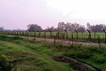 লালমনিরহাট সীমান্তে চোরাকারবারীদের লক্ষ্য করে বিজিবির ফাঁকা গুলি