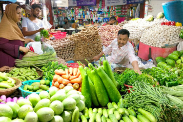 বগুড়ায় বেড়েছে পেঁয়াজ-আদার দাম, স্বস্তি নেই সবজির বাজারেও
