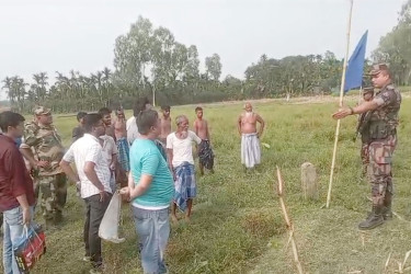 পাটগ্রাম সীমান্তে বিজিবির কড়া প্রতিবাদে বিএসএফের খুঁটি অপসারণ