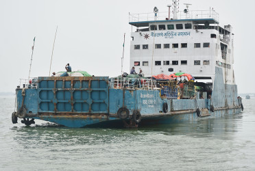 ৩০ মিনিট বন্ধ থাকার পর দৌলতদিয়া-পাটুরিয়া নৌরুটে ফেরি চলাচল স্বাভাবিক