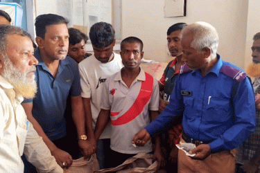ঠাকুরগাঁওয়ে বিনামূল্যে চাল পেয়ে খুশি উপকারভোগীরা