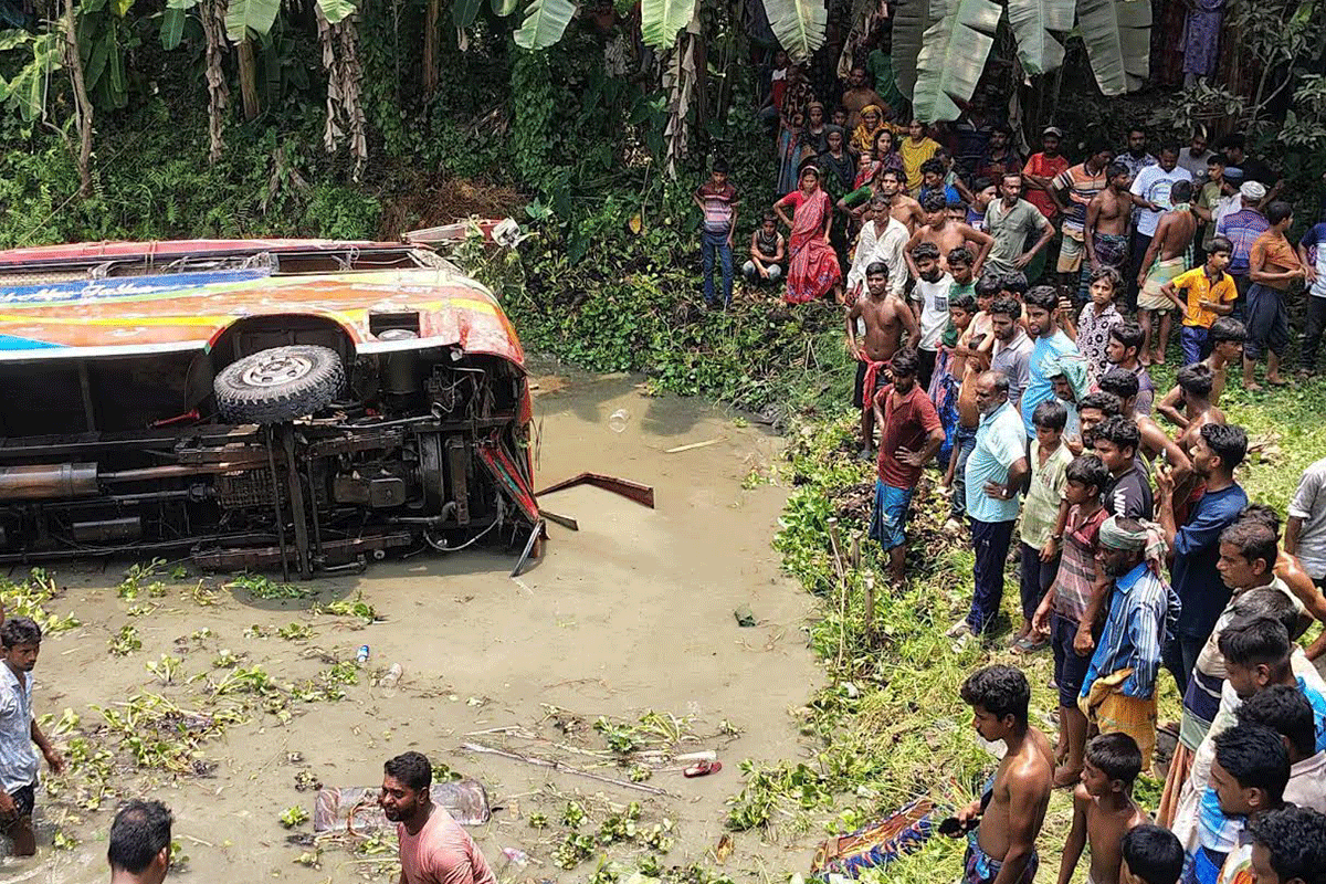 কুষ্টিয়ায় যাত্রীবাহী বাস উল্টে নিহত ৩